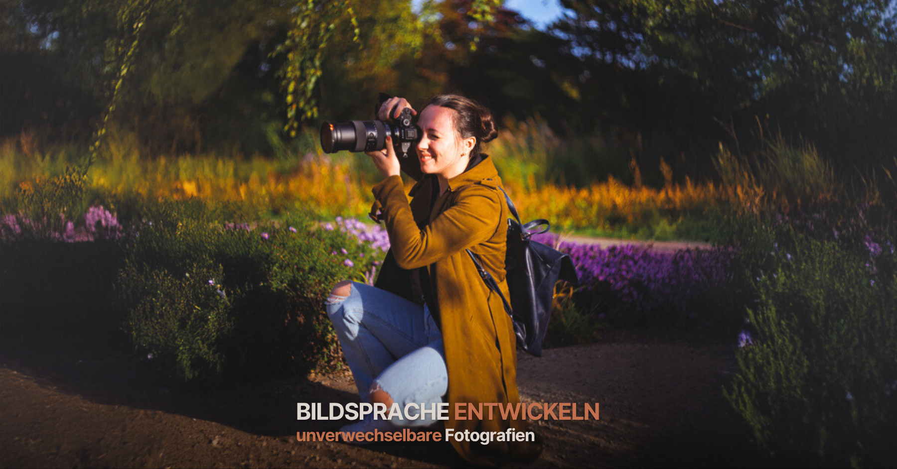 Bildsprache entwickeln Eine junge Fotografin in der Hocke mit einer Kamera vor dem Gesicht. Text: Bildsprache entwickeln - unverwechselbare Fotografien
