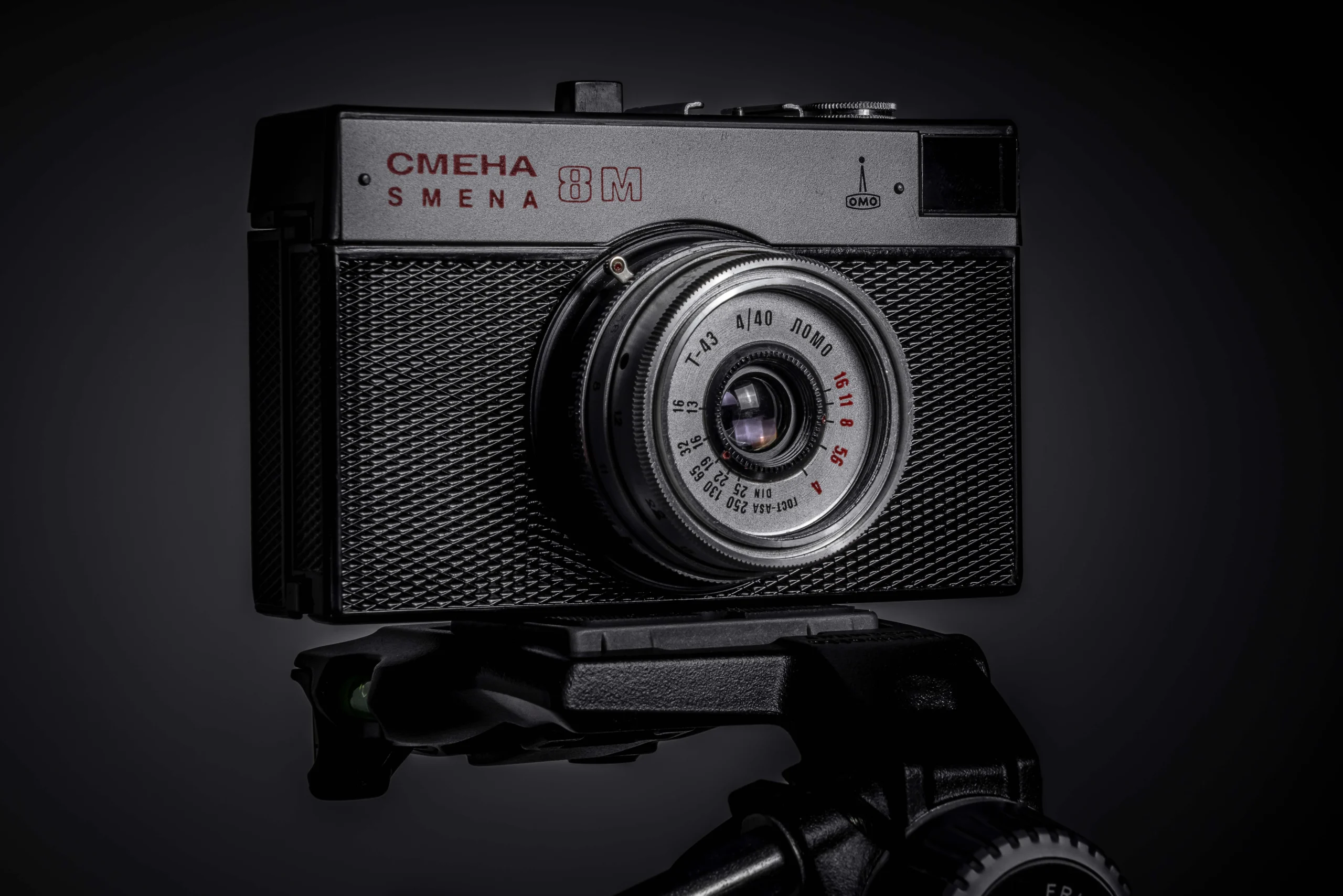 SMENA-8M-LQ SMENA 8M<br />
CMEHA 8M<br />
Analoge Kamera auf Stativ