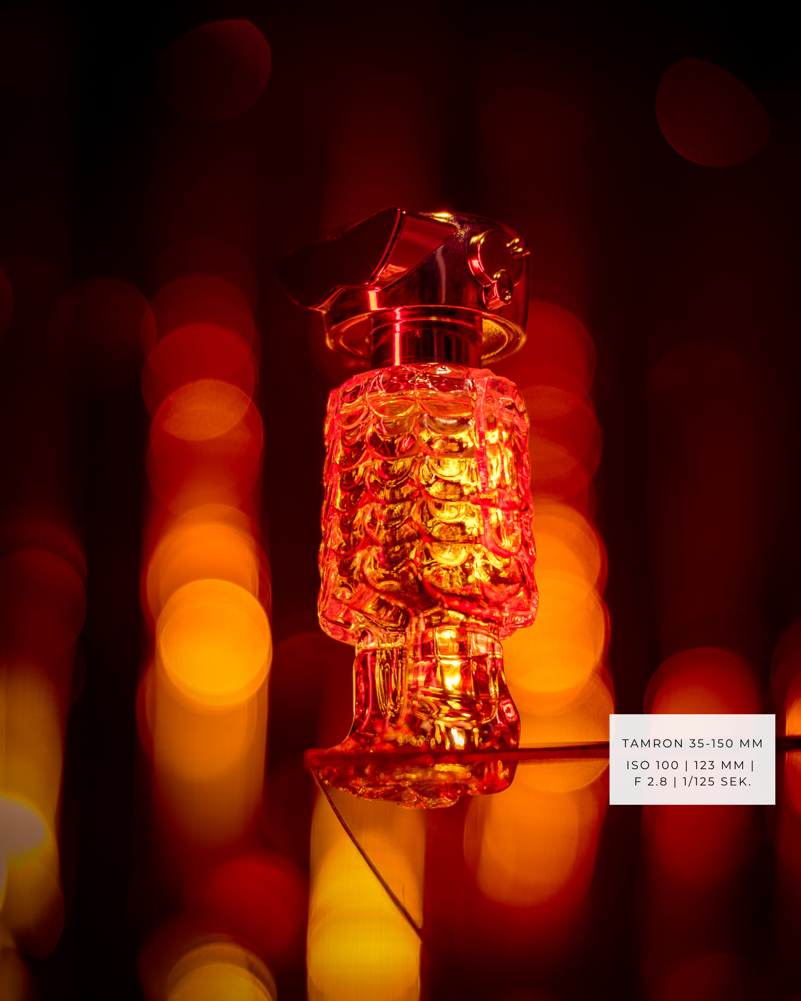 objektiv kaufen. erklärung bokeh. eine parfümflasche in roboterdesign.