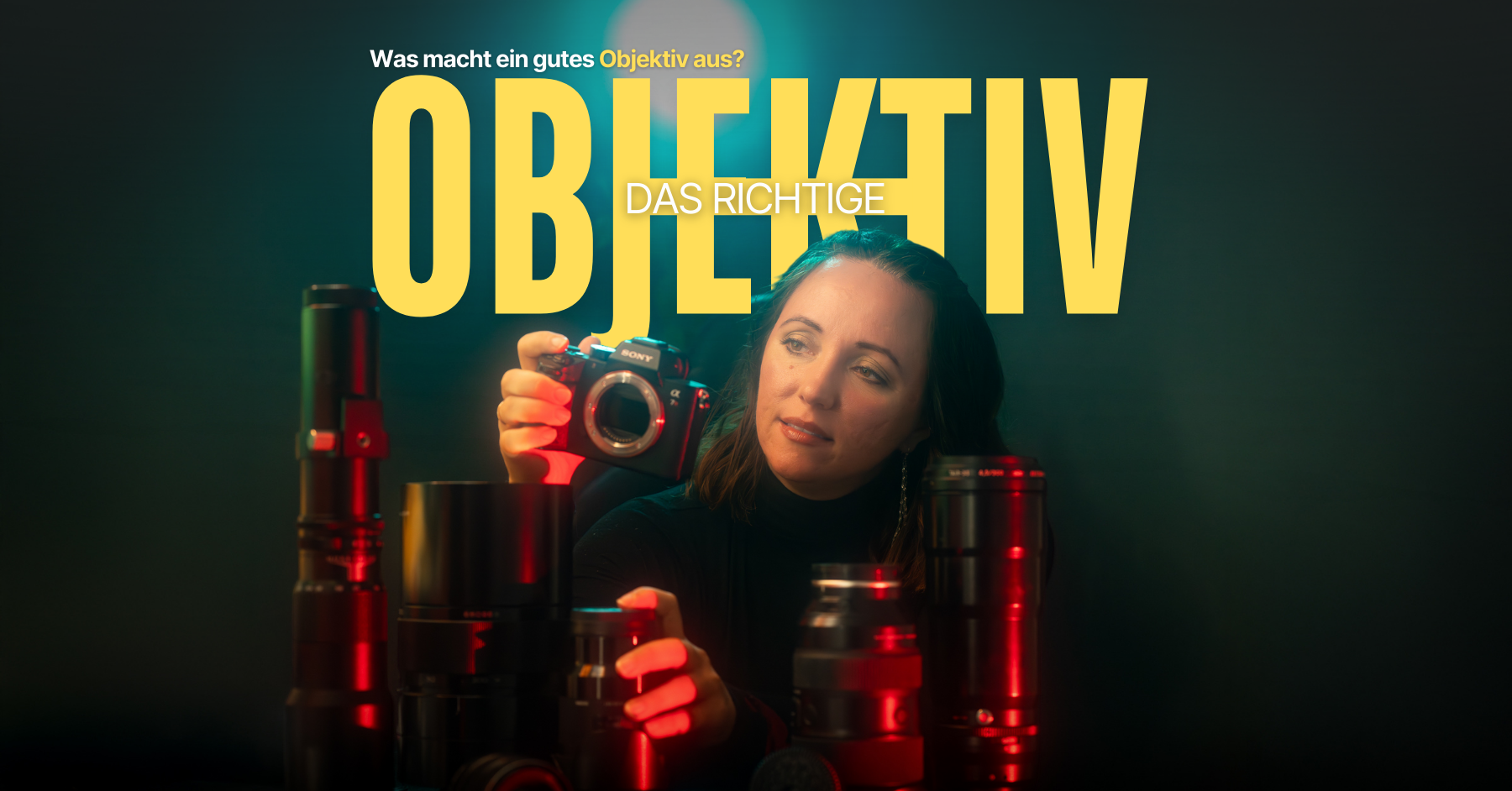 Foto zum Blogbeitrag "objektiv kaufen". eine junge Frau sitzt vor vielen Objektiven und sucht eins für ihre kamera, die sie in der hand hält, aus. Text: das richtige Objektiv. Was macht ein gutes Objektiv aus?