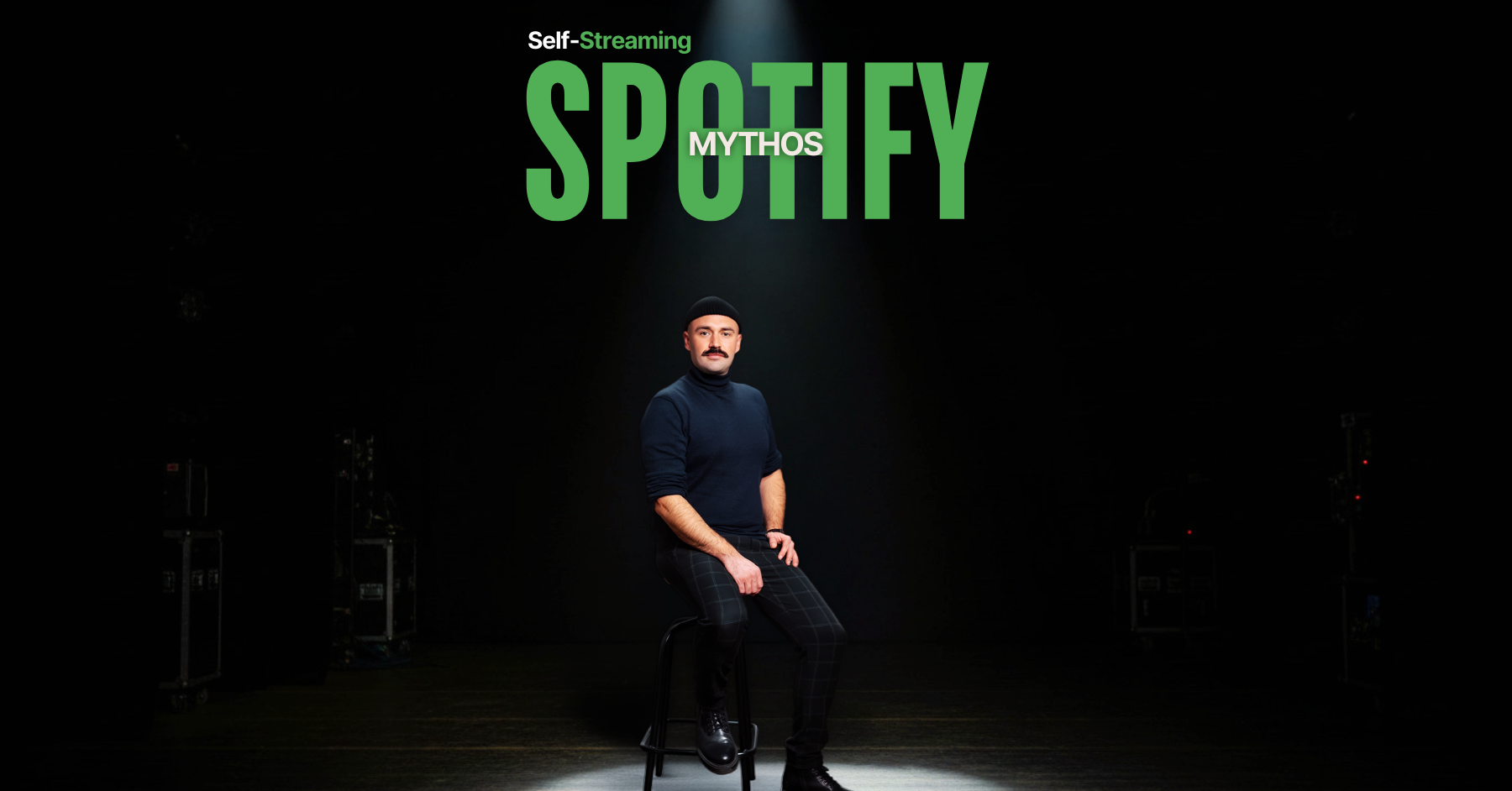 Mann sitzt auf einem Hocker im Scheinwerferlicht vor dunklem Hintergrund, darüber der Schriftzug ‚Spotify Mythos – Self-Streaming. Spotify Dauerschleifen Mythos