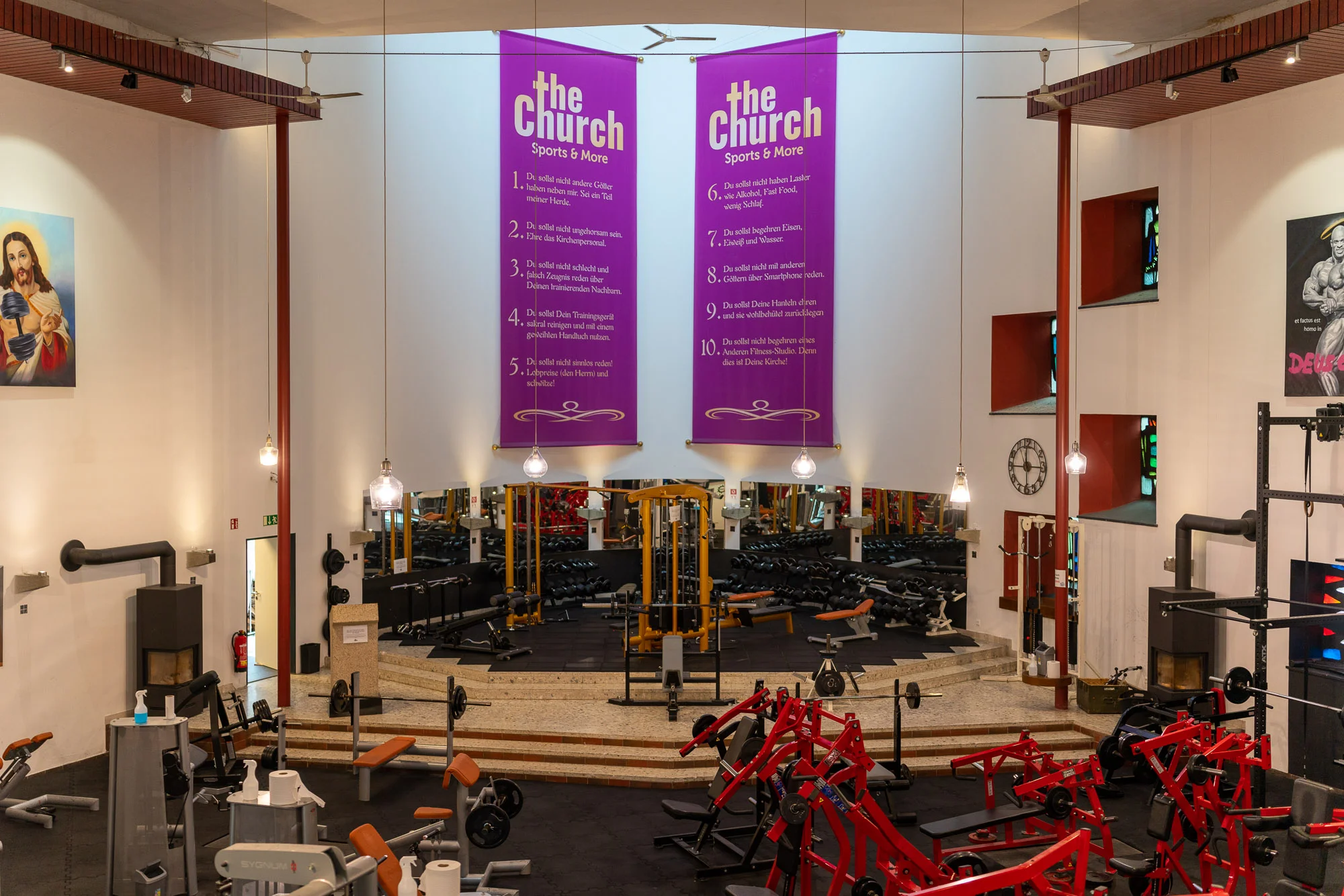 ava_20260312 Kraftstationen und Hantelbereich vor lila Bannern im Gym, ideal für einen Trainingsplan von ChatGPT.