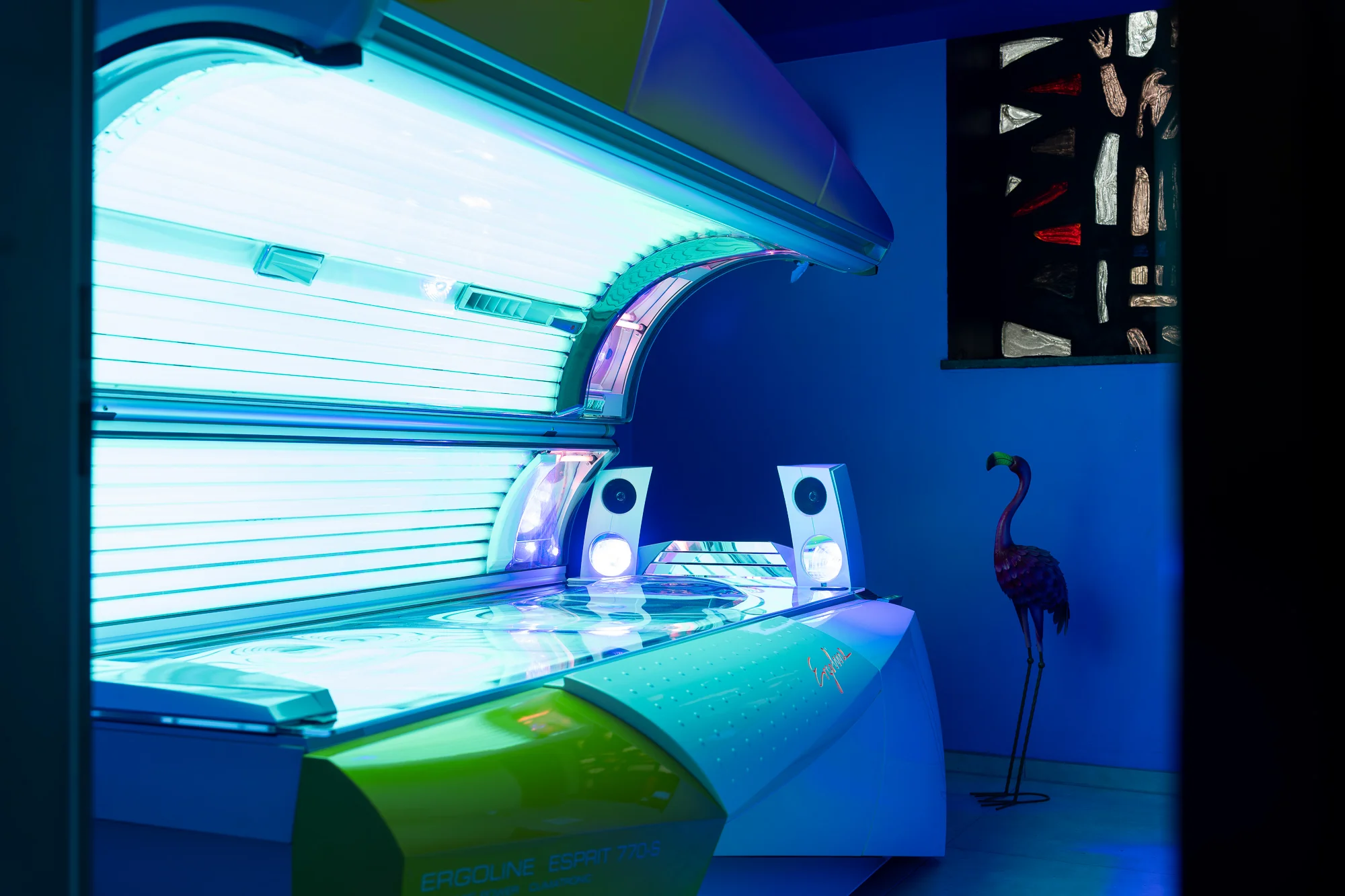 ava_202603122 Modernes Solarium im Wellnessbereich des Gyms zur Regeneration nach dem Trainingsplan von ChatGPT.