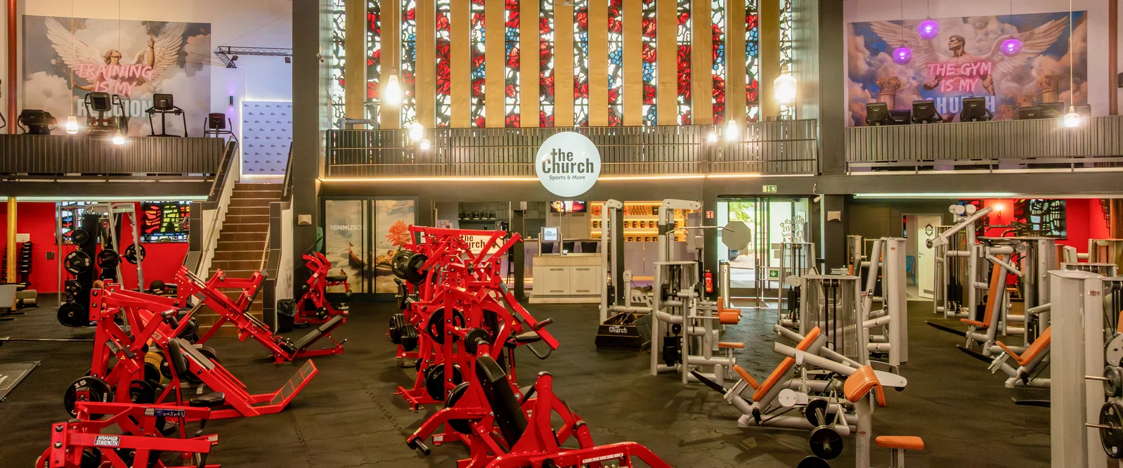 ava_202603123 Moderne Kraftgeräte in einer umgebauten Kirche zum Fitnessstudio