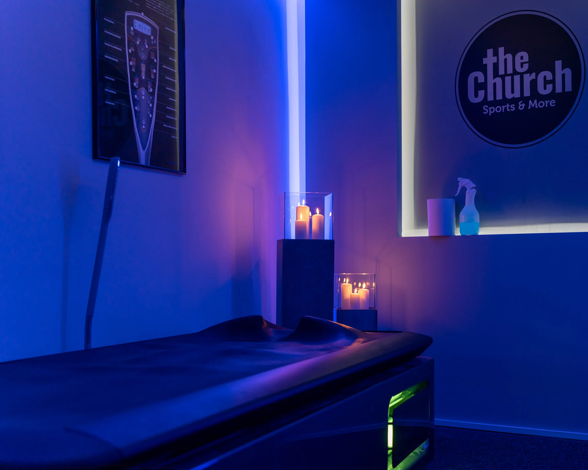 ava_202603125 Entspannender Massagebereich mit Kerzenlicht für die Pause vom harten Training