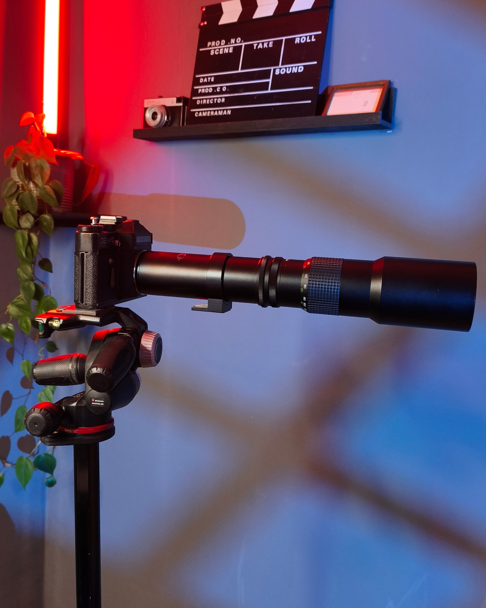 Analoge Kamera Zenit ET auf Stativ.