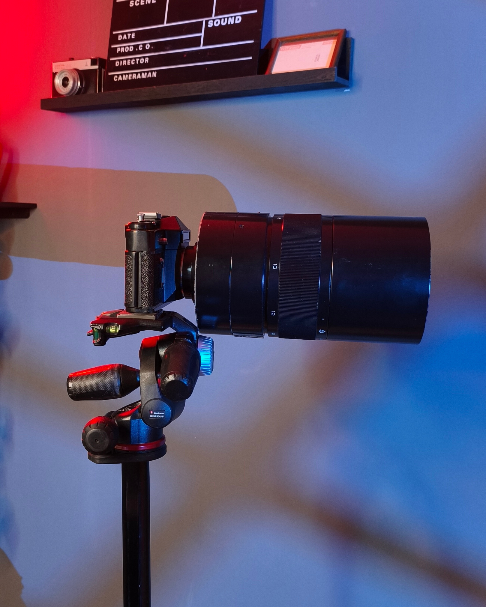 Analoge Kamera Zenit ET auf Stativ.