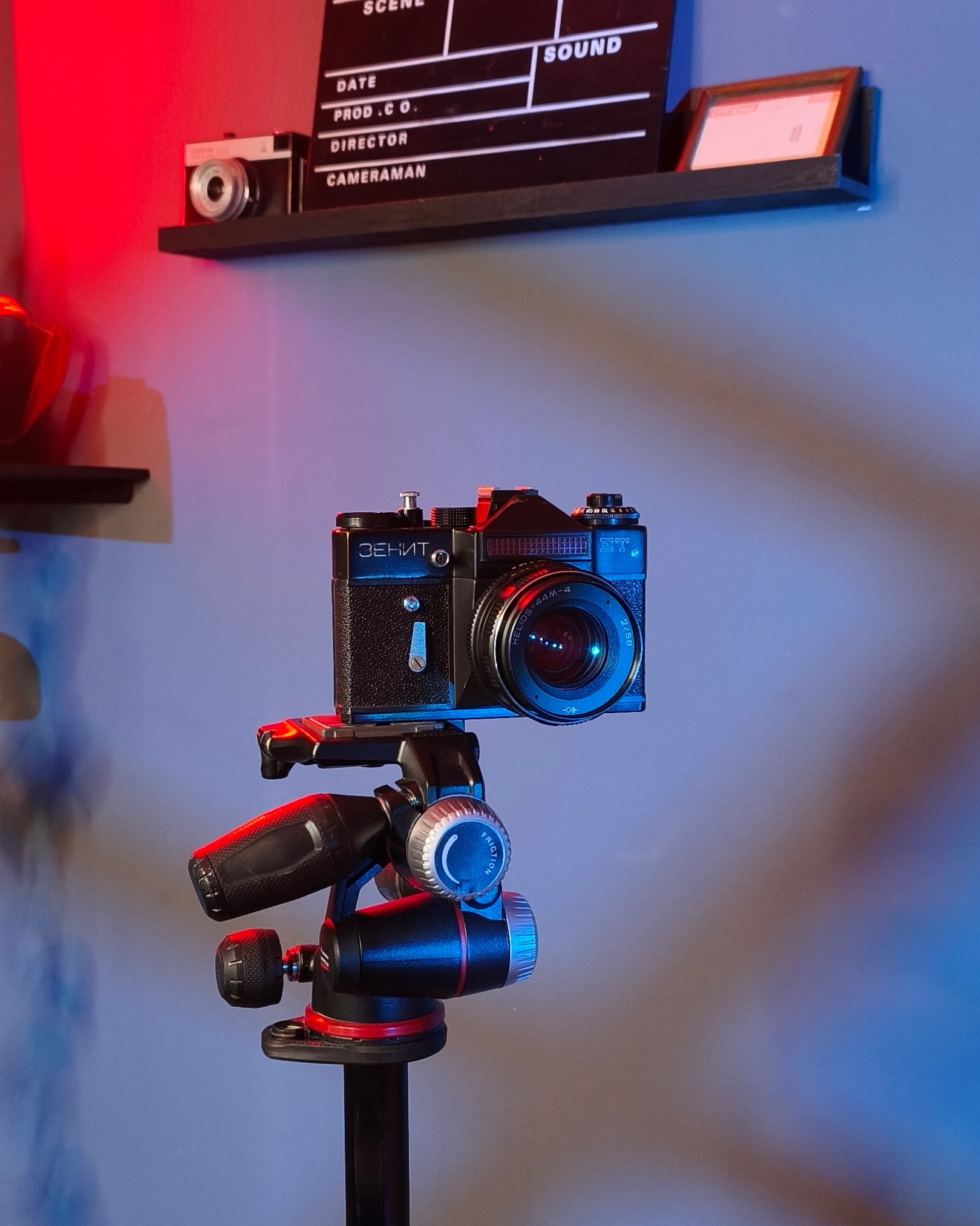 Analoge Kamera Zenit Et auf Stativ.