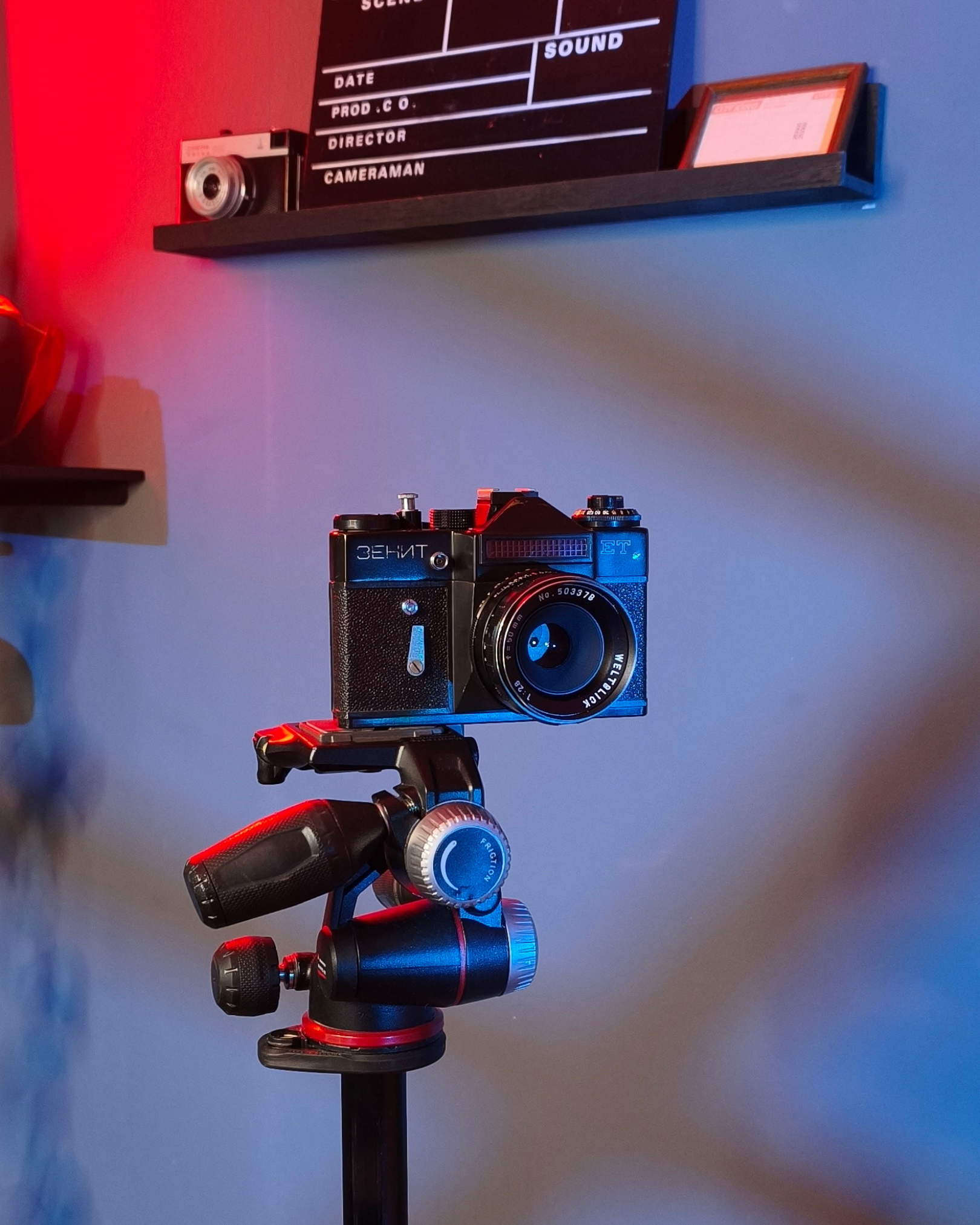 Analoge Kamera Zenit ET auf Stativ.