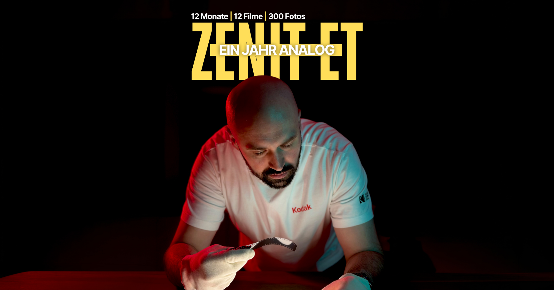 Ein Mann schaut sich 35mm Negative an, über einem LED Panel.