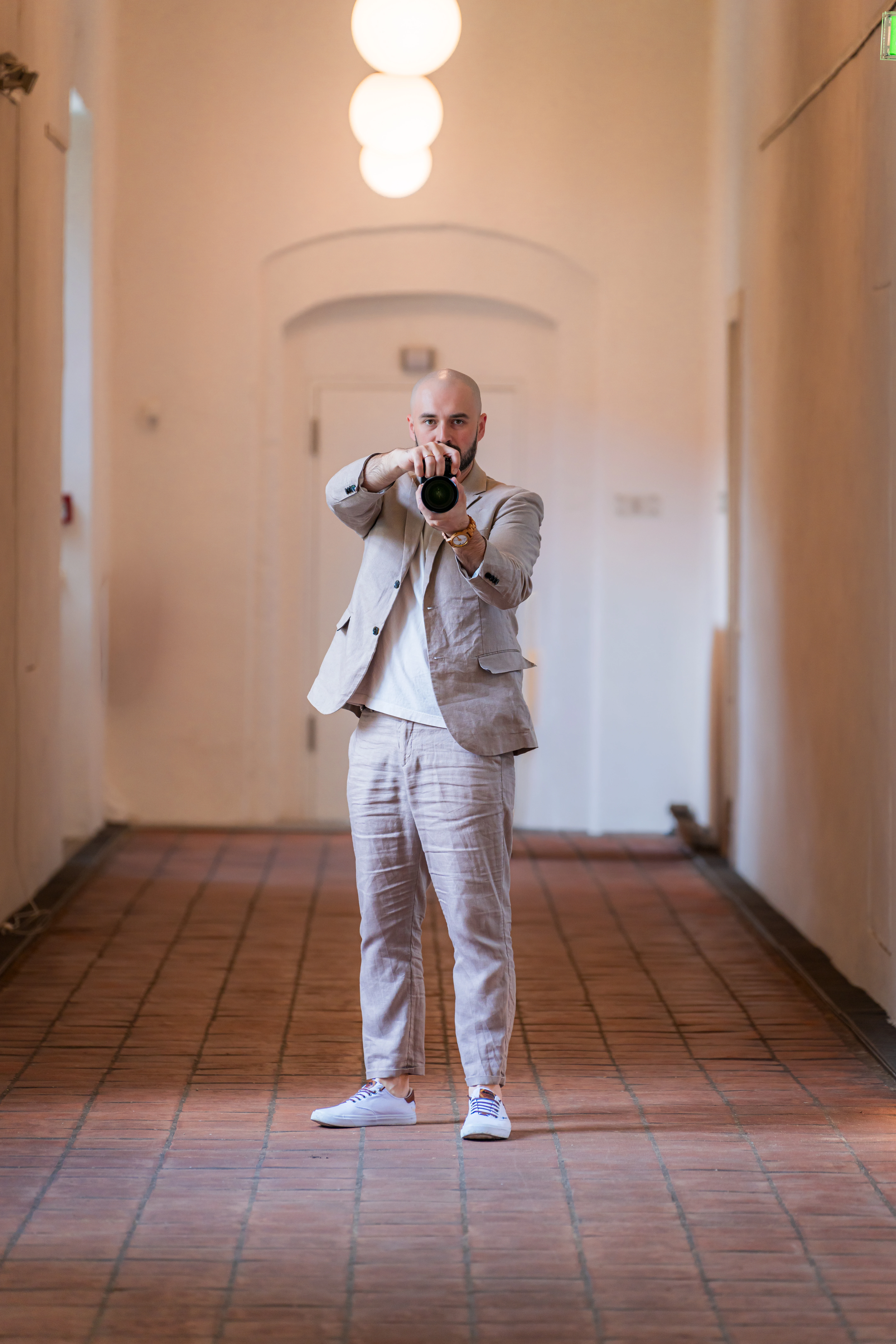 Mann im Kloster fotografiert.