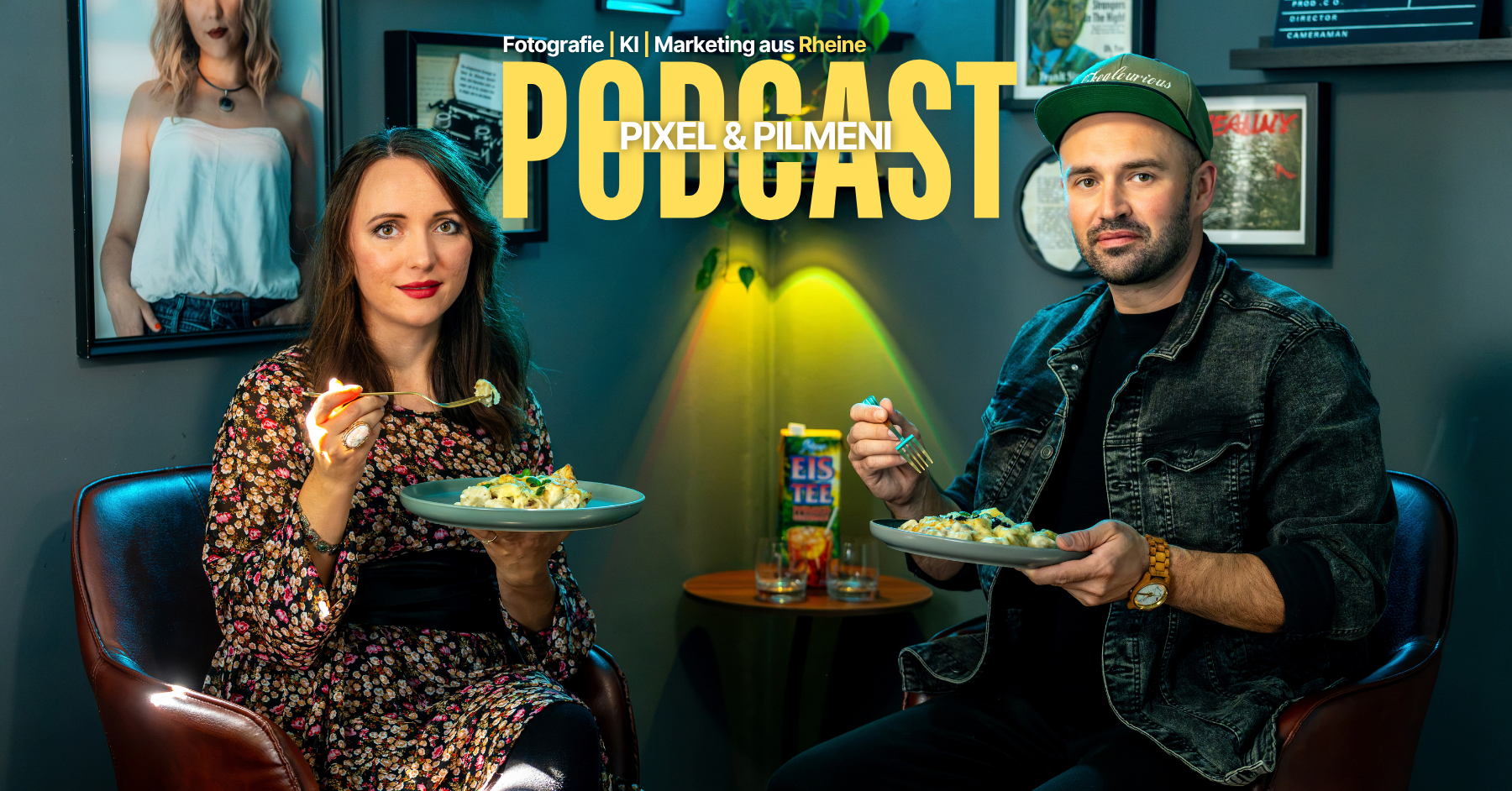 Titelbild des Pixel & Pilmeni Podcasts von A-VISION ART aus Rheine über Fotografie, künstliche Intelligenz (KI) und Marketing. Darja und Alexander präsentieren ihren Podcast mit Pelmeni im Studio; eine KI-generierte Person ist im Hintergrund zu sehen.